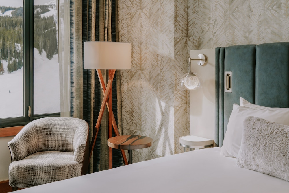 Room, 1 King Bed (Summit) - Photo 6