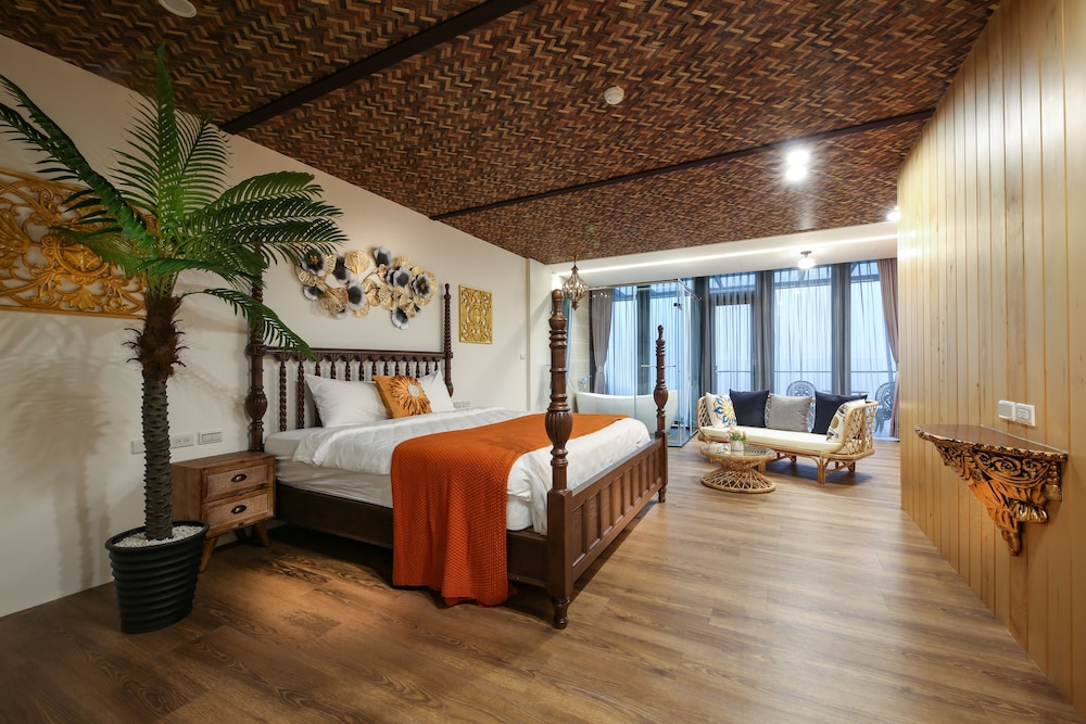 Grand Loft, 1 Queen Bed, Partial Ocean View photo 1
