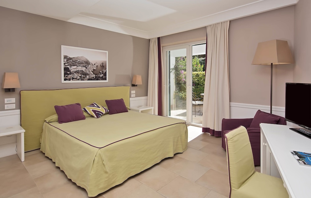 Superior Room, Patio, Poolside