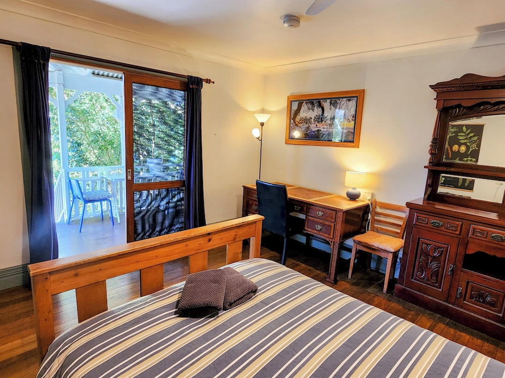 Standard Double with Desk and Shared Bathroom photo 1