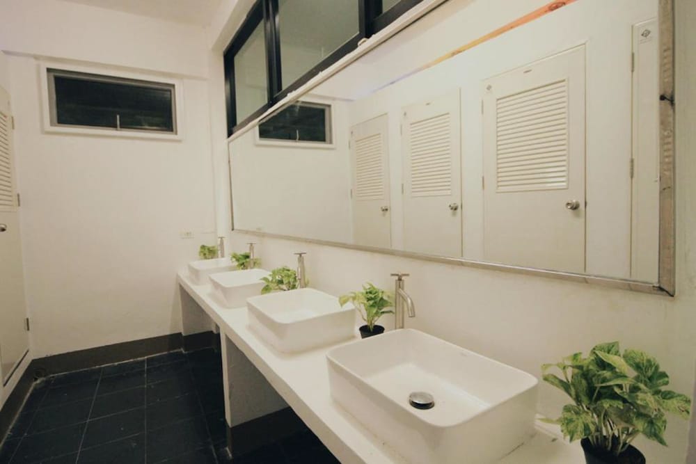 6-Bed Mixed Dormitory Room photo 2
