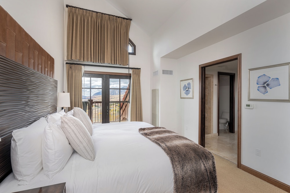 Classic Penthouse, 3 Bedrooms, Mountain View photo 3
