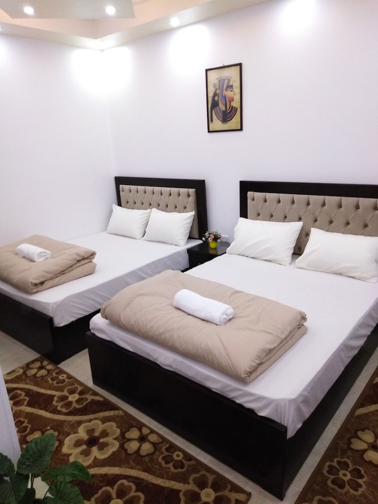 Signature Quadruple Room - Photo 4