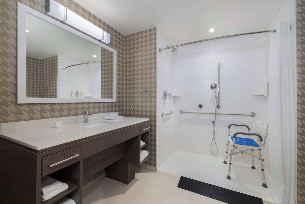 Studio, 2 Queen Beds, Accessible (3x3 Shower) - Photo 7