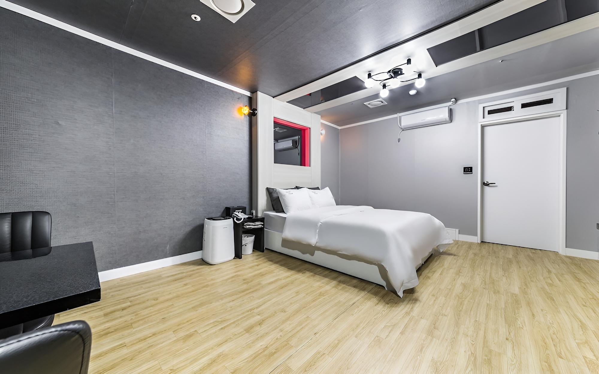 Room (Standard Room) - Photo 7