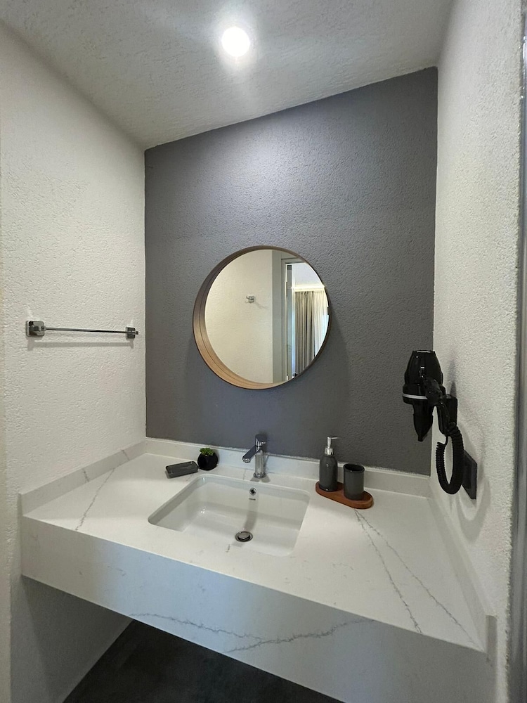 Deluxe Room - Photo 23