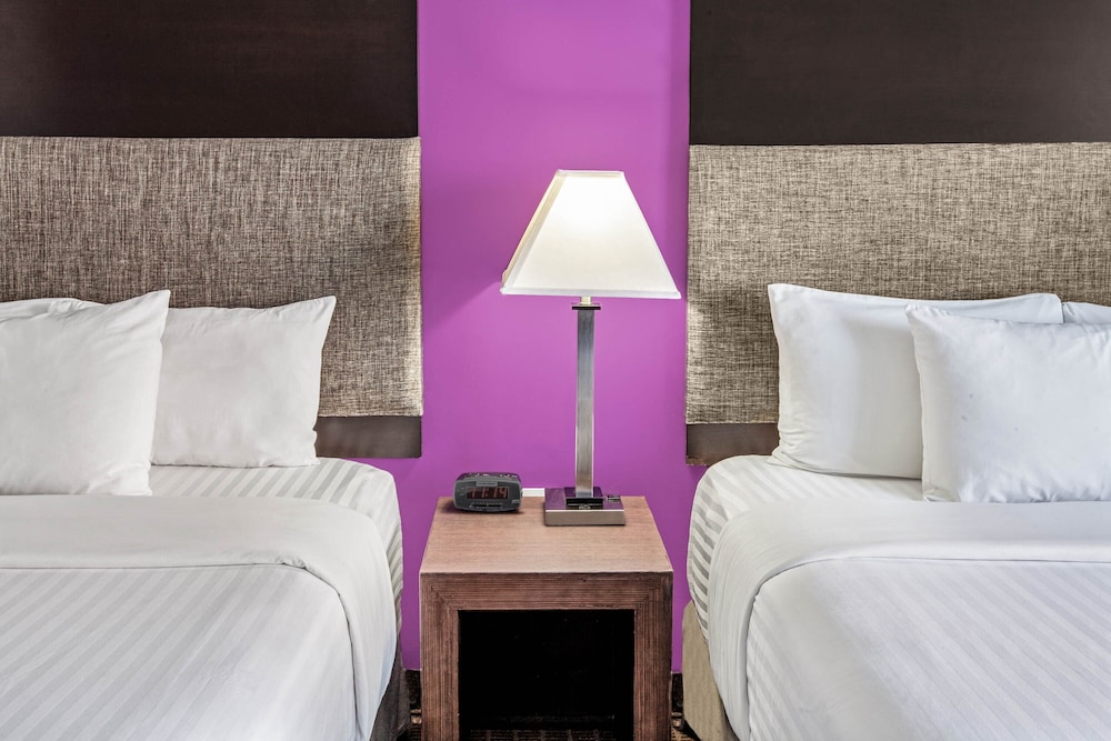 Room, 2 Queen Beds, Non Smoking - Photo 4