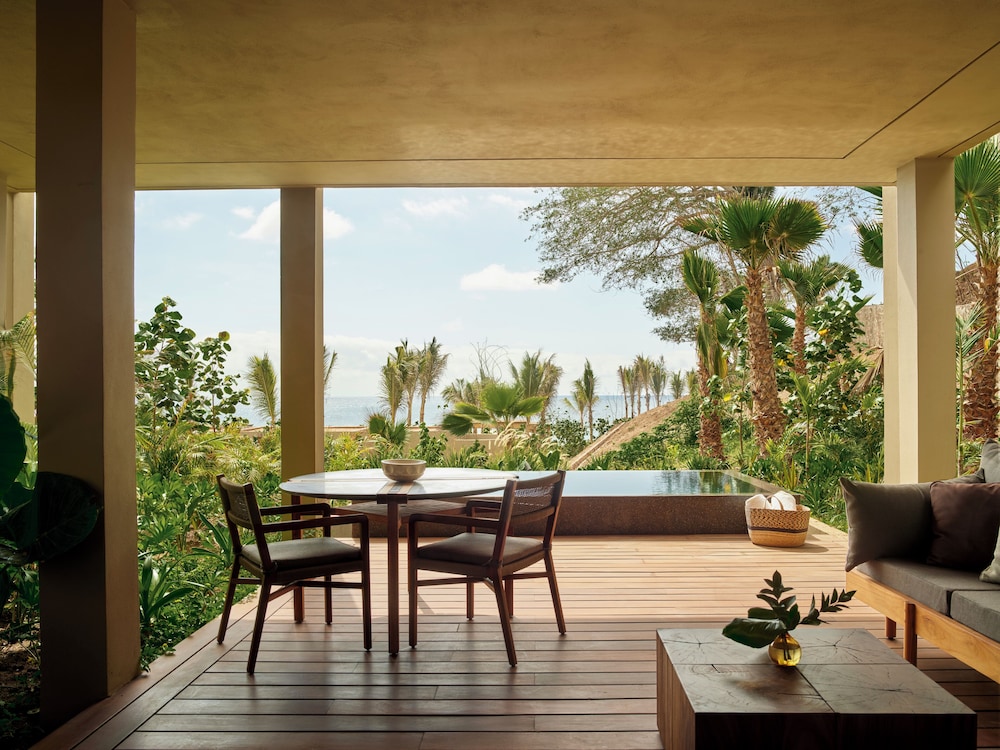 Studio Suite, 1 King Bed, Poolside