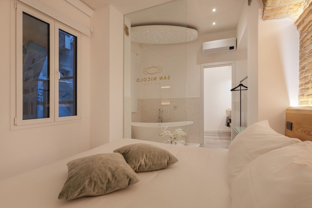 Romantic Suite, Jetted Tub photo 2