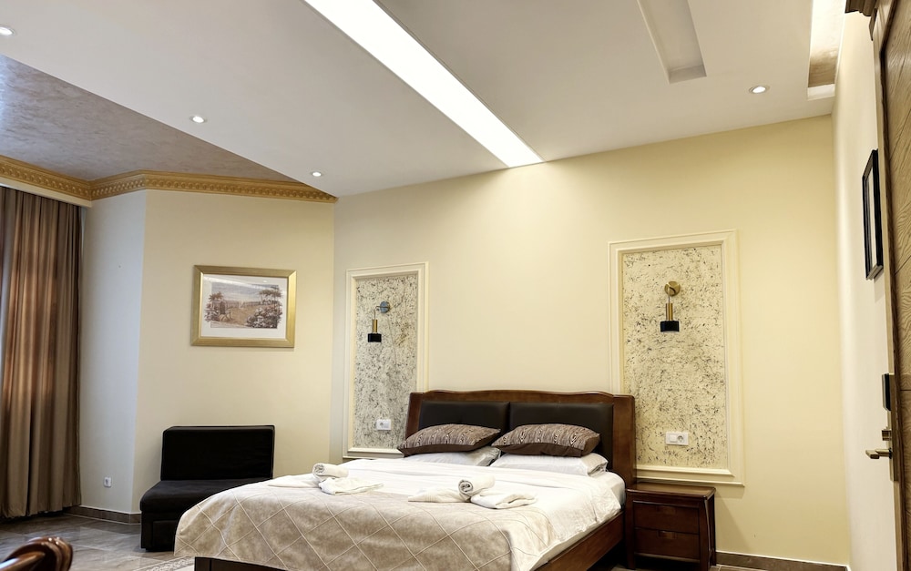 Economy Room, Pool Access
