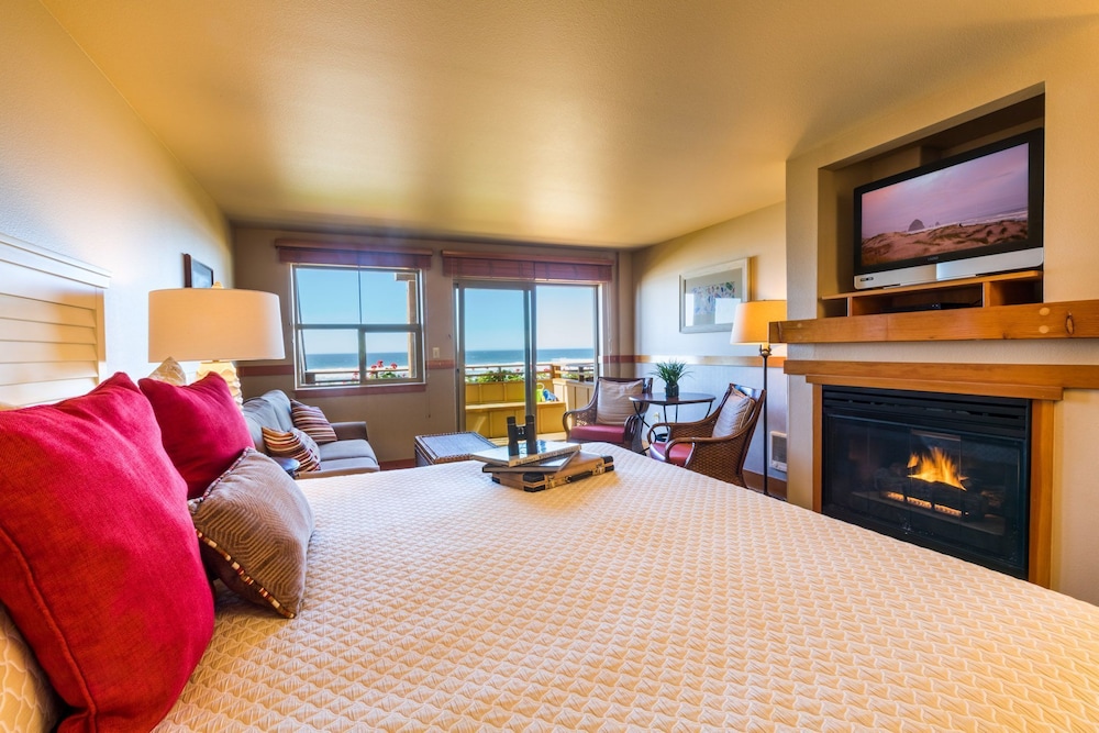 Ocean View King Studio with Sofa Sleeper (Upper Floor North, Not Pet-Friendly)