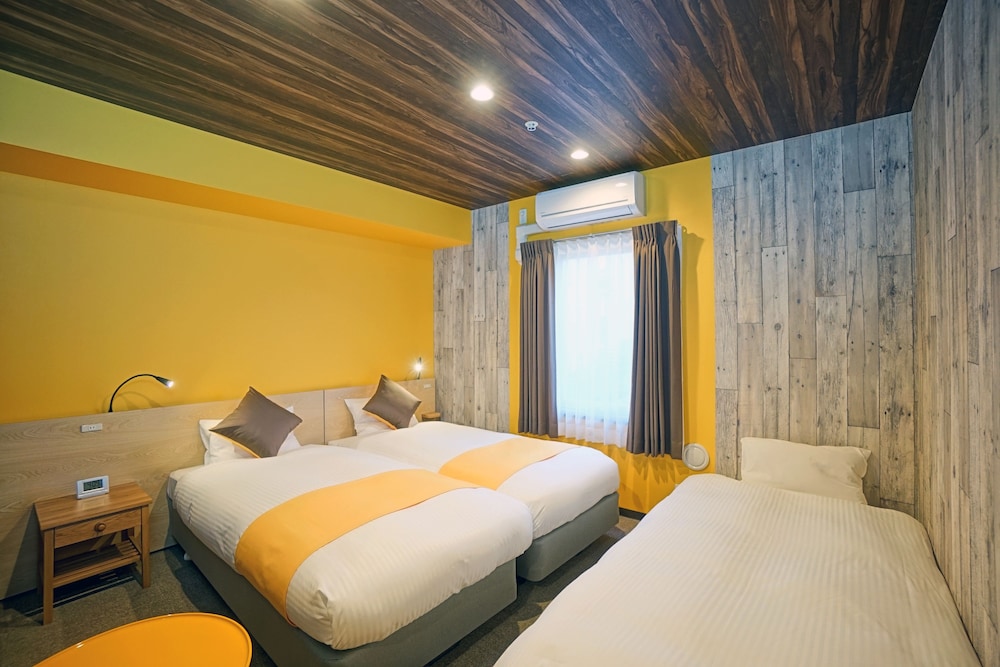 Standard Triple Room, Non Smoking (2 Twin Sized Beds and 1 Sofa Bed) photo 2