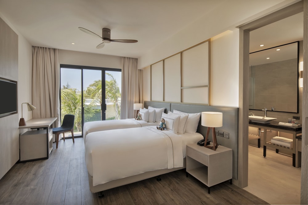 The Level 3-Bedroom Lakefront Pool Villa - Photo 2