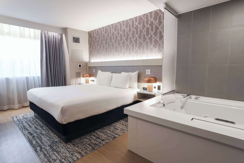Suite, 1 King Bed with Sofa bed, Non Smoking - Photo 1