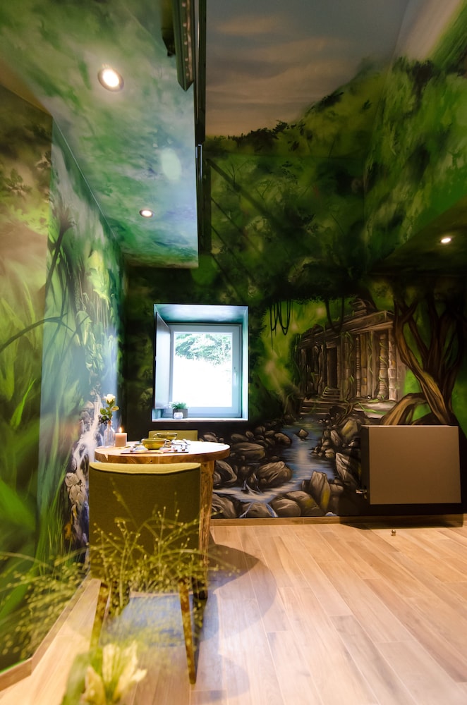 In Pursuit of the Green Diamond, Mezzanine photo 2