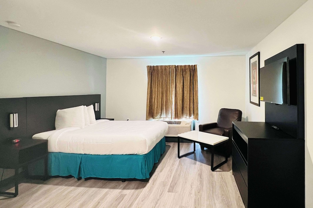 Suite, 1 Queen Bed, Accessible, Non Smoking (Efficiency) - Photo 1