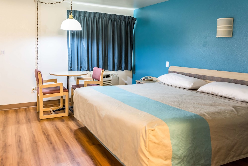 Standard Room, 1 King Bed, Non Smoking - Photo 3