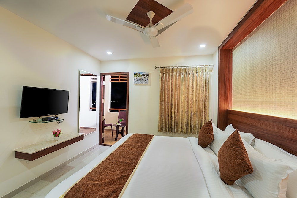 Deluxe Room, 1 Queen Bed, Accessible, City View photo 3