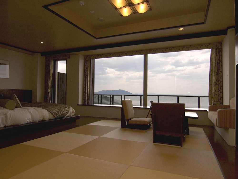 Japanese & Western Style Room,Non Smoking (Lake View) - Photo 10