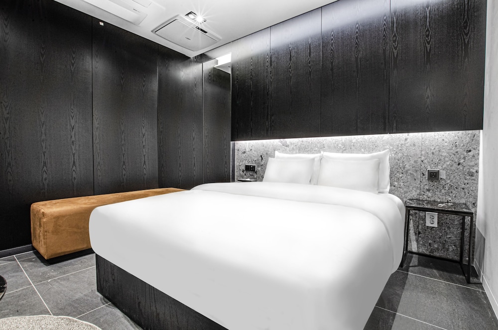 Suite (No Parking) - Photo 2