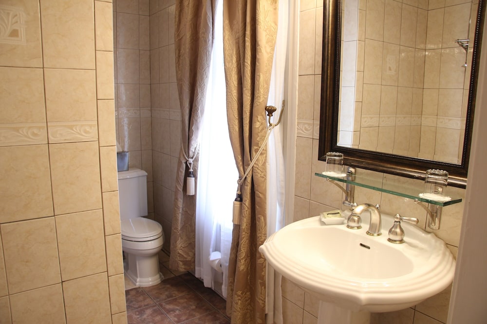Luxury Room 201 Main House