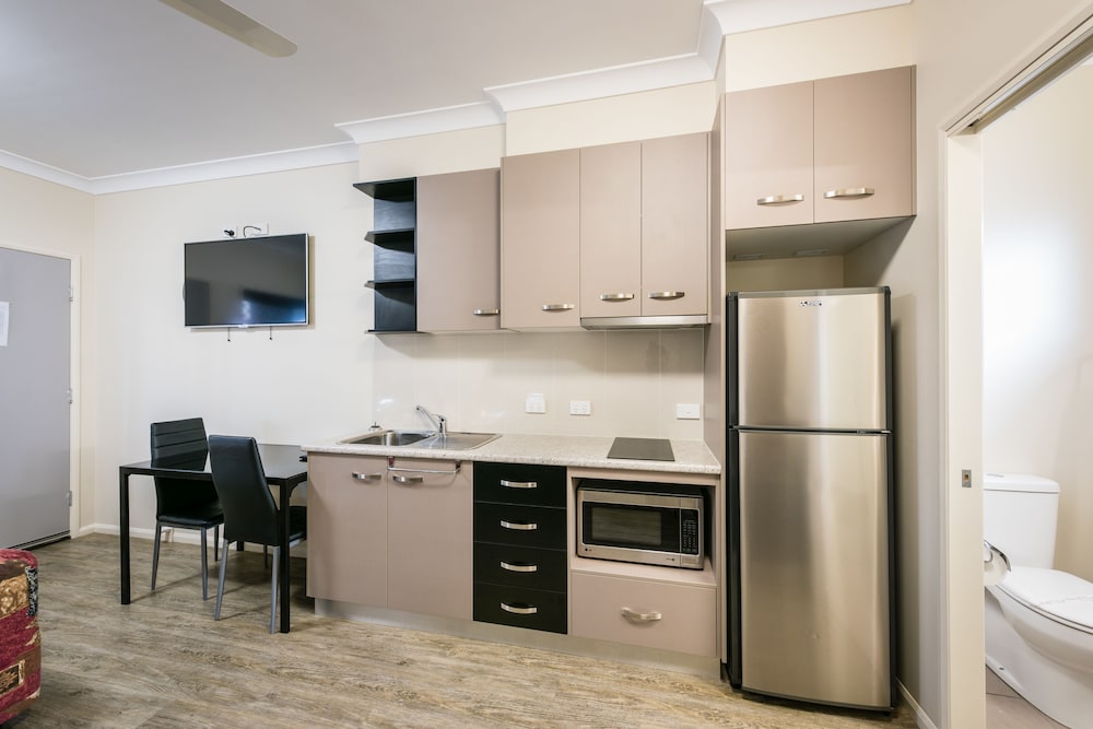 Deluxe Studio, Non Smoking, Kitchen (Deluxe - Queen Bed) photo 3