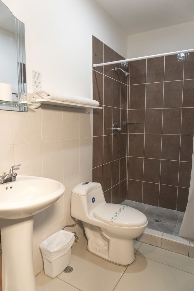 Business Room, 1 Queen Bed, Private Bathroom photo 2