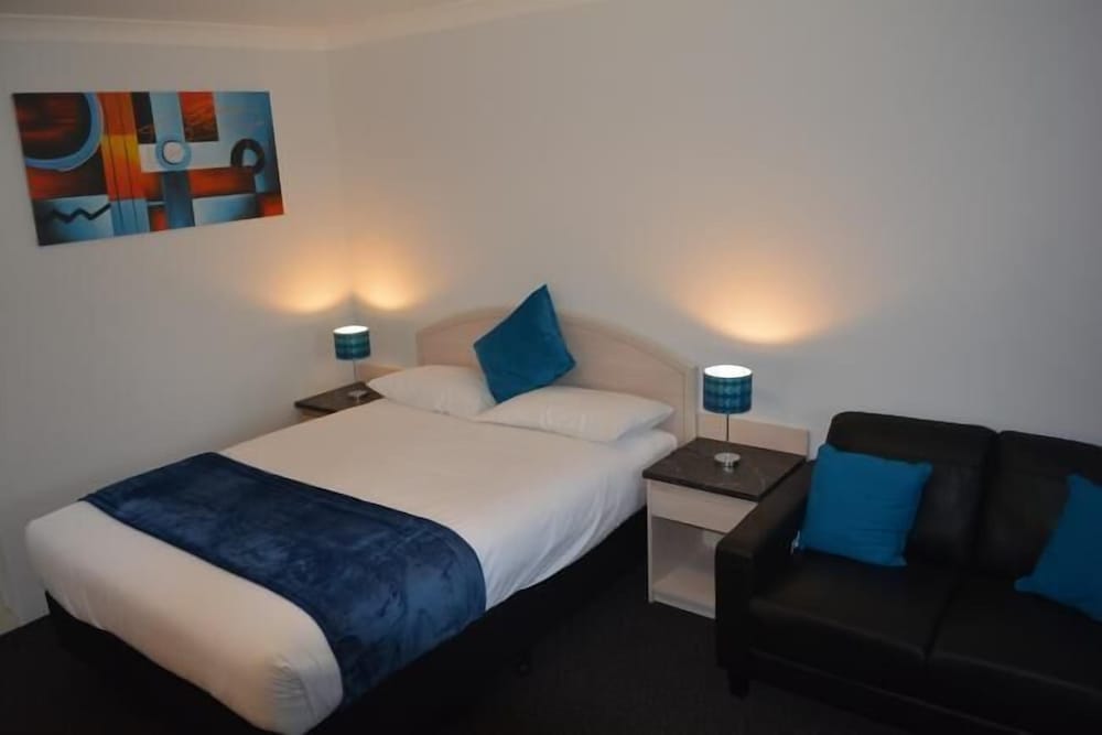 Corporate Queen Room - Photo 9
