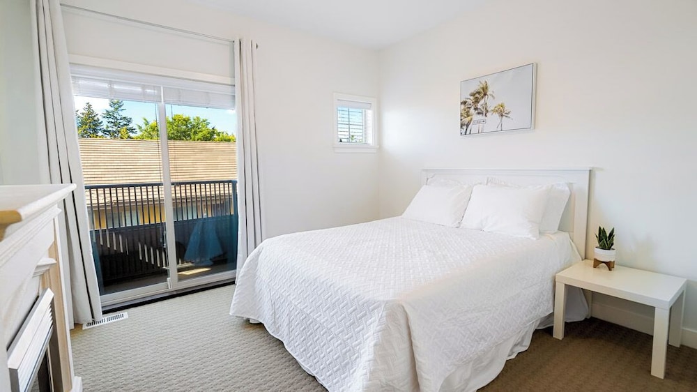 Deluxe Condo, 3 Bedrooms, Pool Access, Lake View photo 3