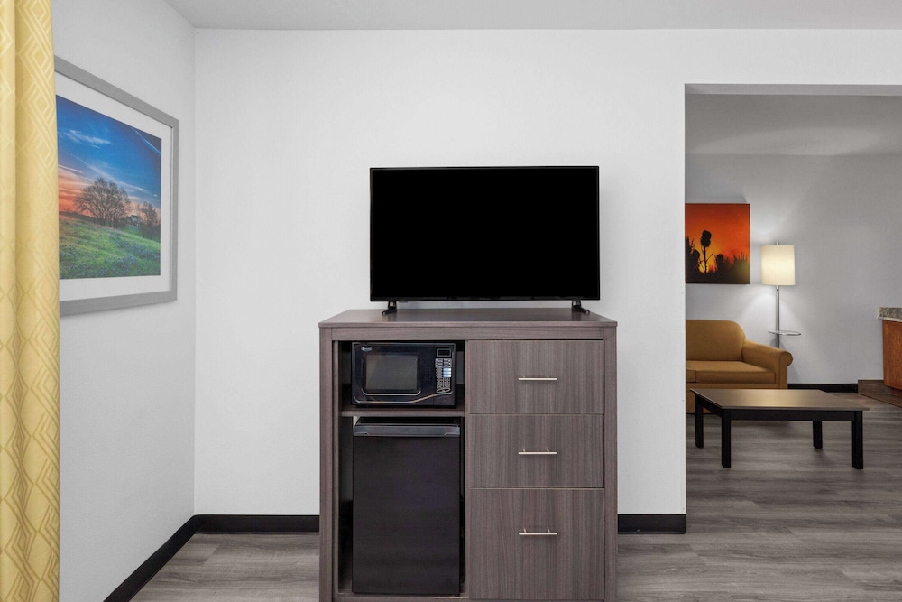 Studio Suite, 1 King Bed, Accessible, Non Smoking (Mobility/Hearing, Tub w/ Grab Bars)