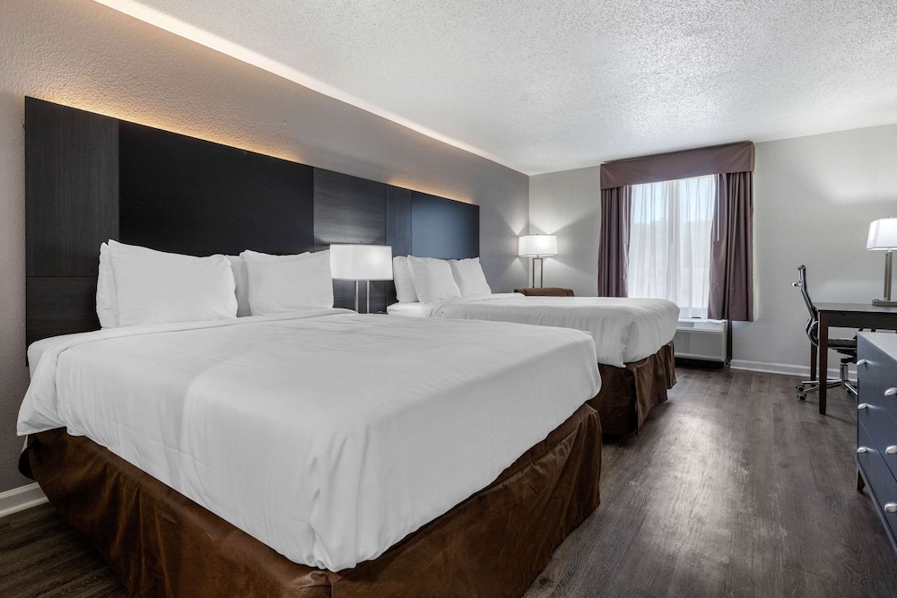 Standard Room, 2 Queen Beds, Non Smoking - Photo 1
