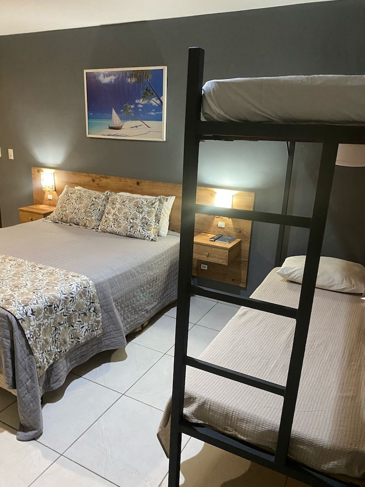 Executive Suite, 4 Bedrooms photo 2