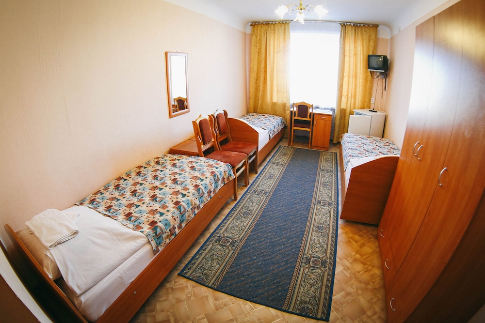 Economy Triple Room photo 2