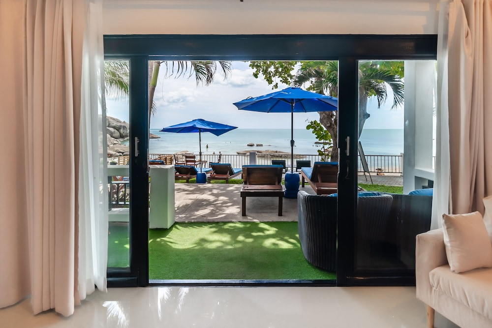 Deluxe Beachfront Room - Photo 10