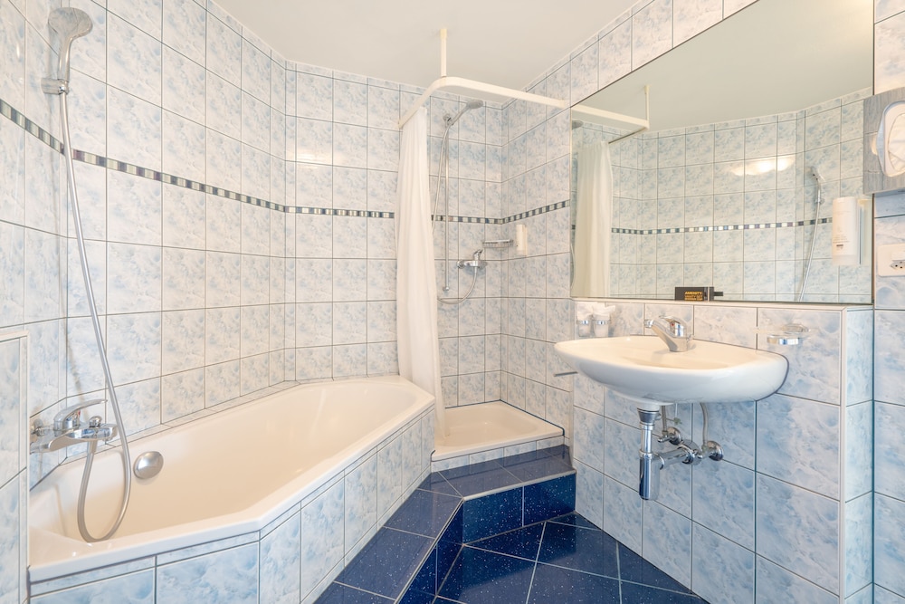 Honeymoon Suite - Photo 13