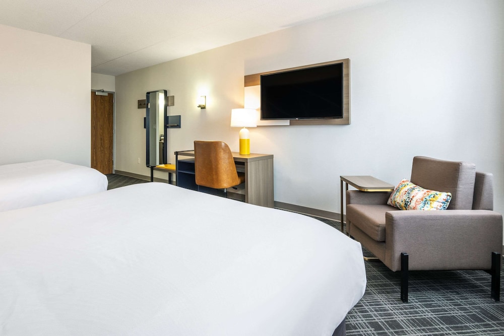 Standard Room, 2 Queen Beds, Non Smoking - Photo 3