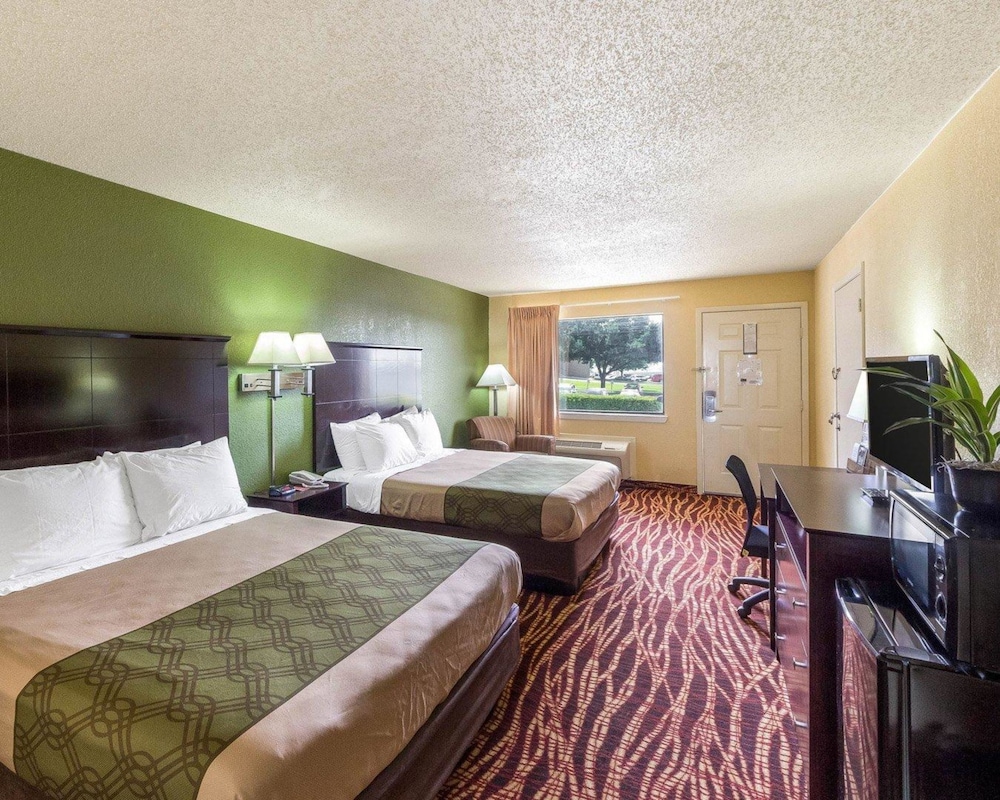 Standard Room, 2 Queen Beds, Smoking - Photo 3
