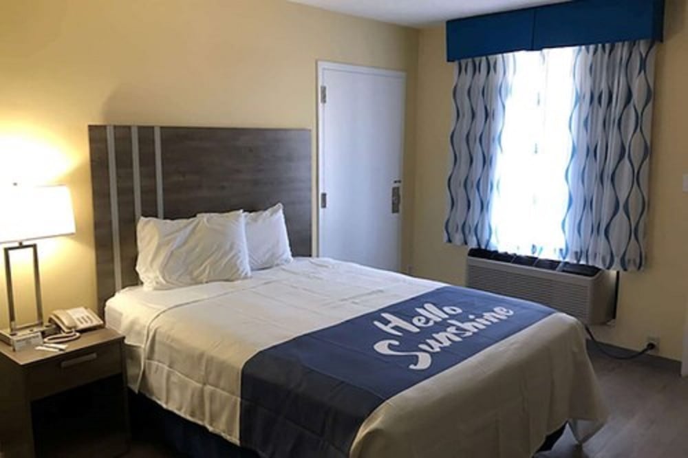 Room, 1 Queen Bed, Non Smoking (Efficiency) photo 1