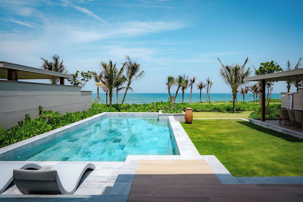 Four-bedroom Beachfront Pool Villa - Ocean Club Access