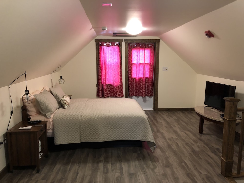 Luxury Loft, 1 Queen Bed, Private Bathroom (Pilot)