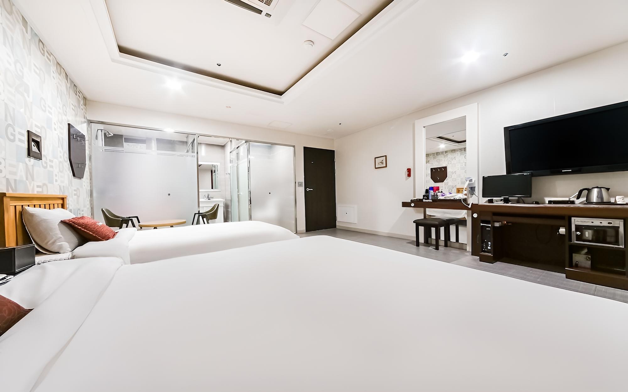 Room (Twin Room (King and Single Bed)) - Photo 4