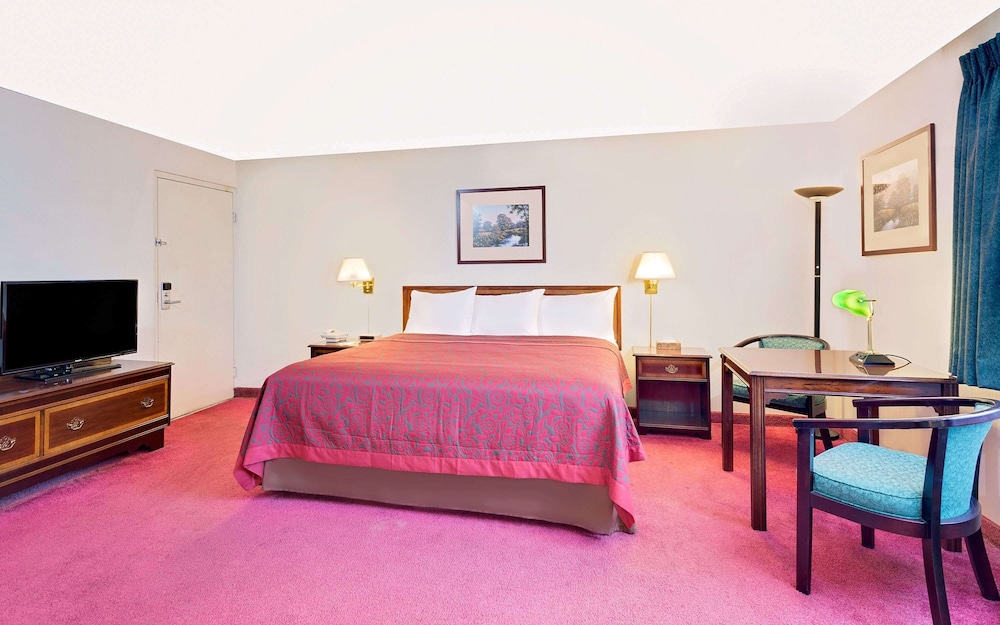 Suite, 1 King Bed, Non Smoking - Photo 3