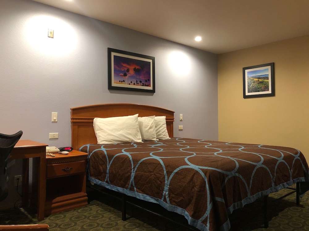 Standard Room, 1 King Bed photo 3