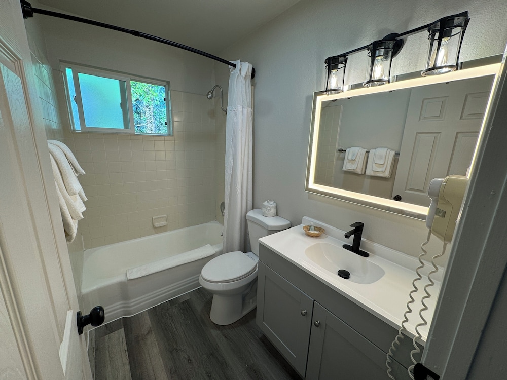 Suite, Non Smoking (Efficiency, 1 King Bed & 1 Double Bed) - Photo 10