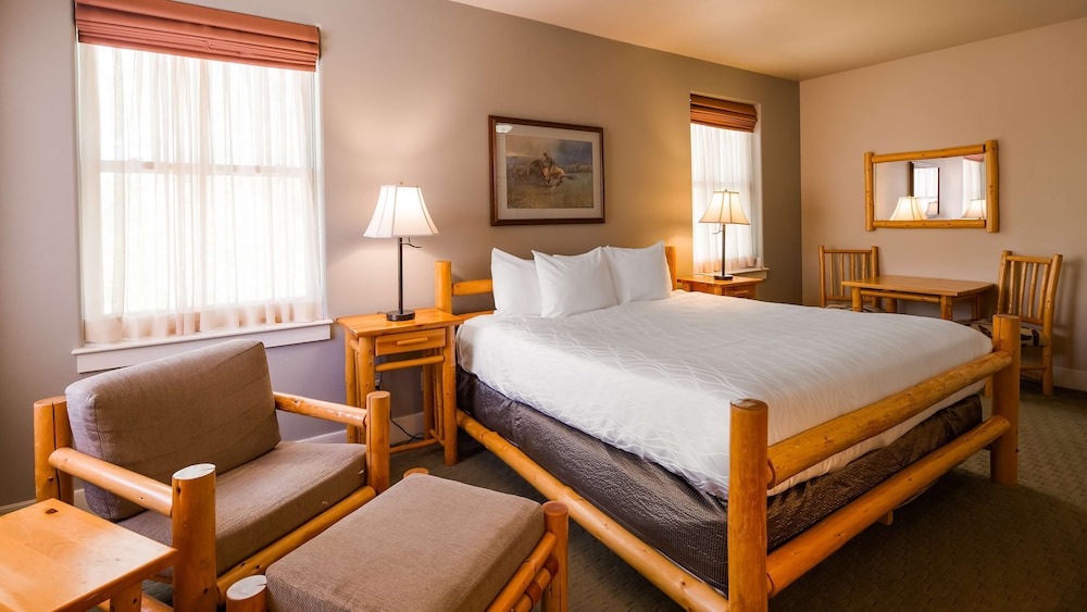 Suite, 1 King Bed, Non Smoking, Refrigerator & Microwave (1st Floor)