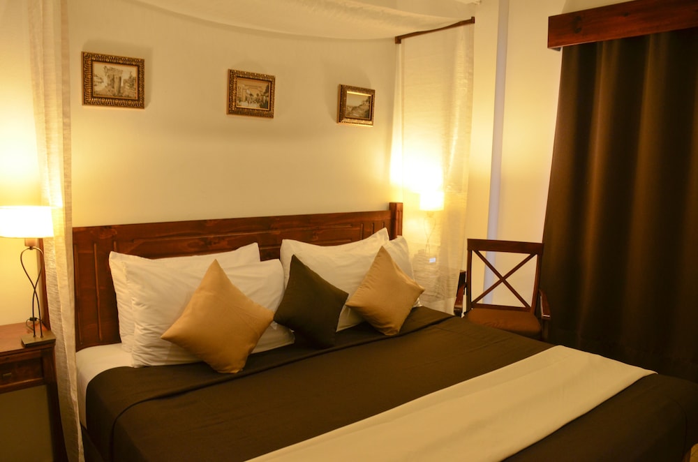 Standard (1 king bed Pool)