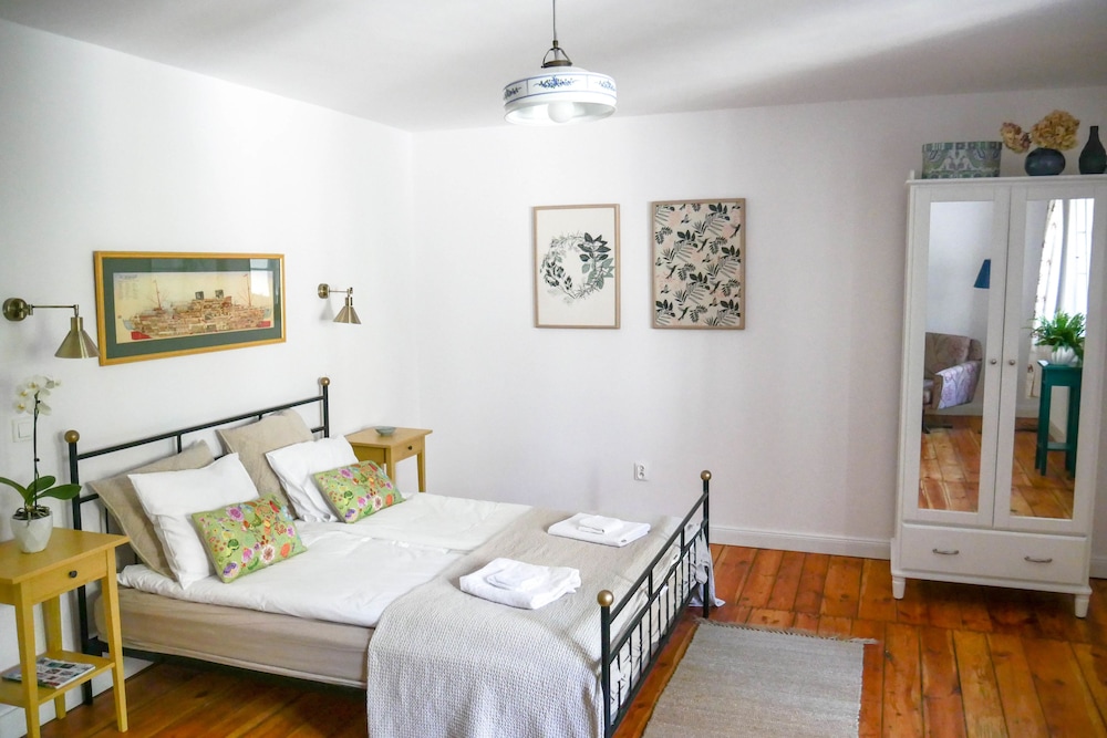 City Apartment, 1 King Bed with Sofa bed, City View photo 1