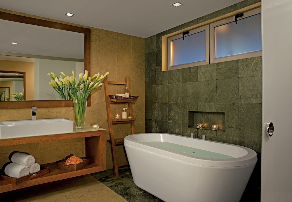 Preferred Club Junior Suite Ocean Front King
