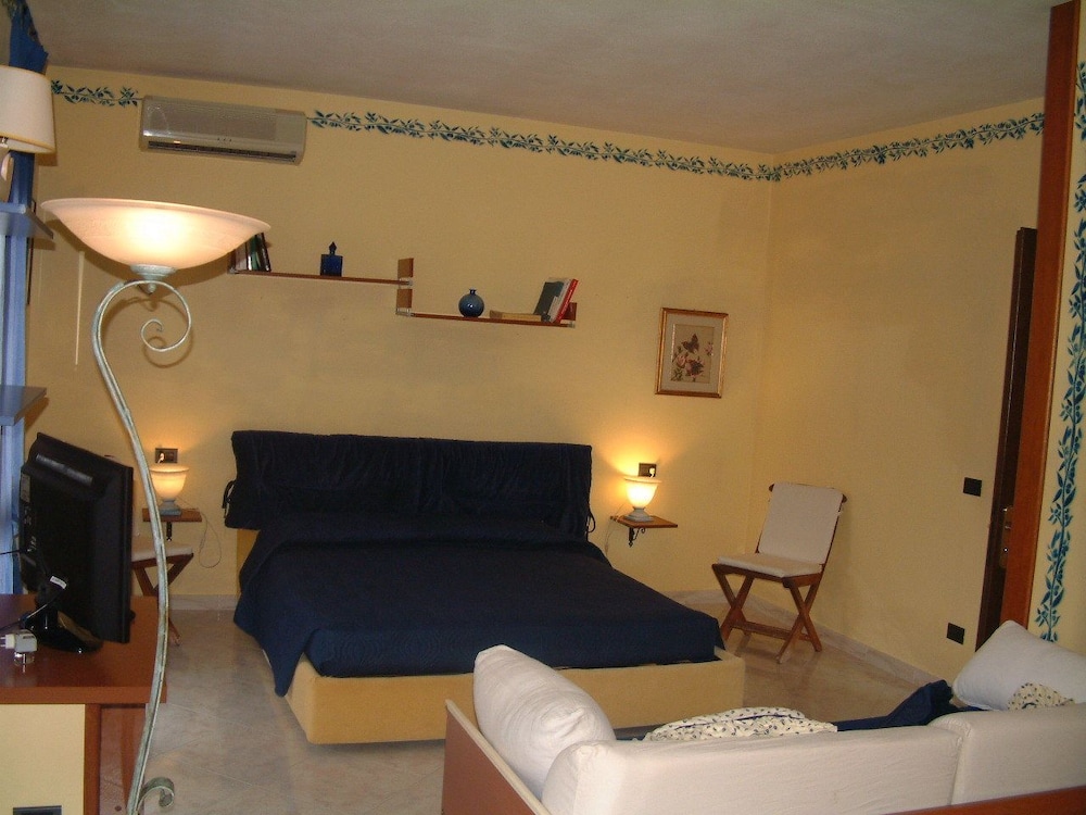 Double Room, Private Bathroom (Private External Bathroom) - Photo 1
