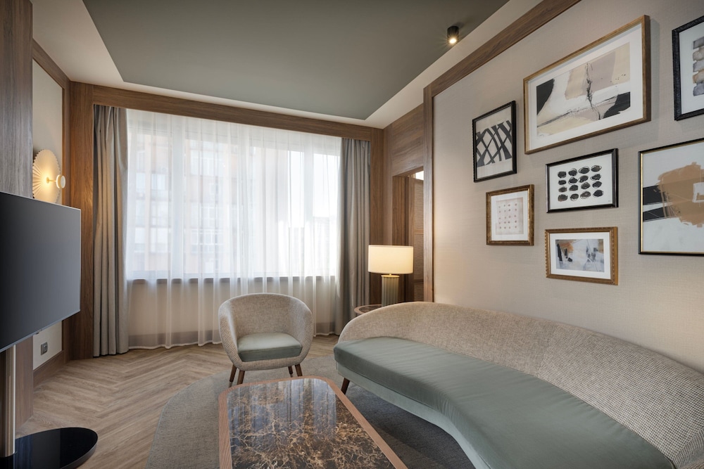 Suite, 1 King Bed with Sofa bed, Corner
